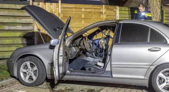 Brand verwoest auto aan Albertine Agnesstraat in Sneek