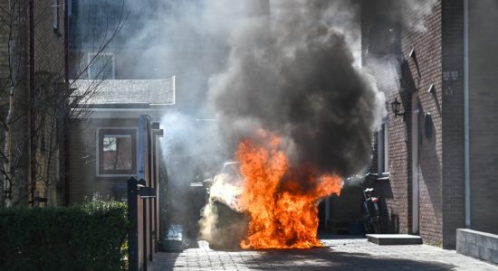 Man (48) aangehouden voor brandstichting auto bij woning