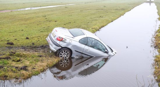 Auto belandt in sloot na botsing op N359