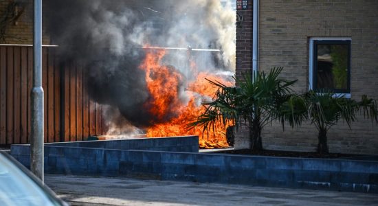 Auto volledig verwoest door brandstichting in Sneek