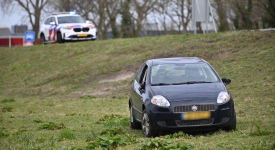Auto slaat over de kop op A7 Sneek