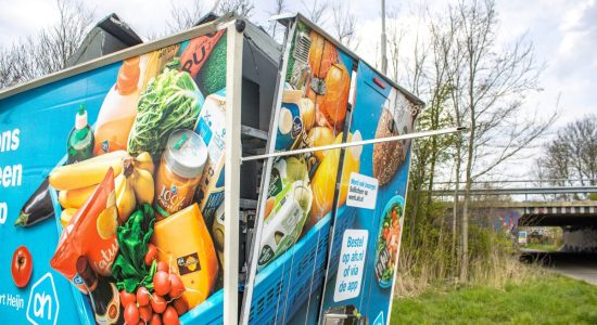 Boodschappenbezorger rijdt bestelbus kapot onder viaduct Bolsward