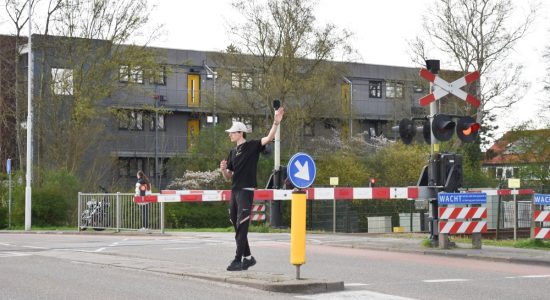 Lucas & Joël regelen verkeer tijdens storing slagbomen in Sneek
