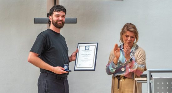 Redder van te water geraakte jongen uit Bolsward gehuldigd in gemeentehuis Sneek
