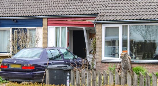Auto rijdt woning binnen in Arum