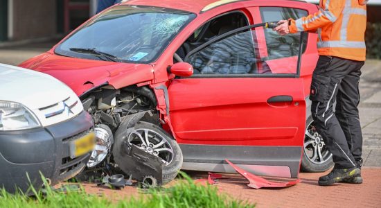 Gewonde bij botsing tussen bestelbus en brommobiel Sneek