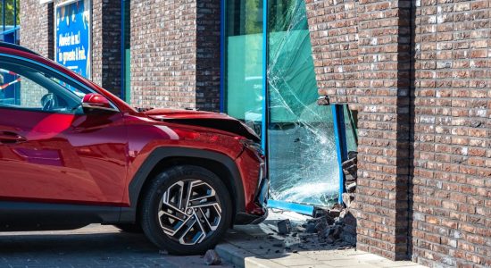 Auto ramt gevel van net verbouwde Lidl