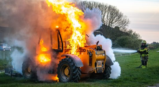 Felle brand verwoest verreiker in Greonterp: buren voorkomen erger