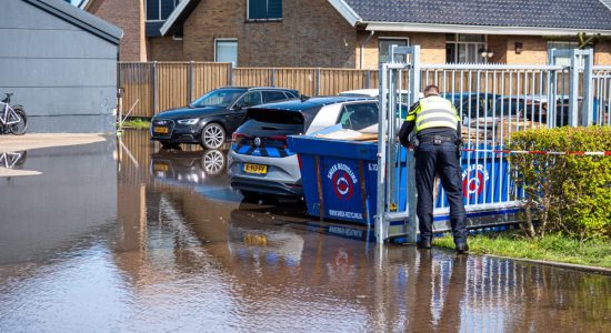 Fietspad afgesloten door gesprongen waterleiding, bewoners zonder water in Woudsend