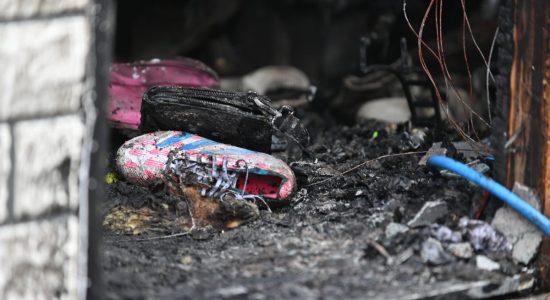 Woonwagen zwaar beschadigd bij brand aan het Borndiep, buurman voorkomt overslag