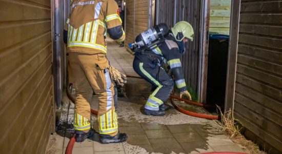 Schutting vat vlam door sigarettenpeuk, brandweer blust na