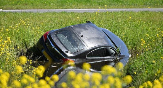 Auto belandt in sloot bij rotonde N7, inzittenden ongedeerd.