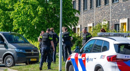 Politie valt woning binnen in Sneek