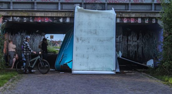Bestelbus vast onder viaduct Bolsward