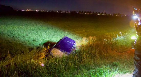 Auto raakt te water bij Oosthem: twee inzittenden naar ziekenhuis