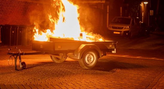 Aanhanger vol hout en afval uitgebrand in Sneek