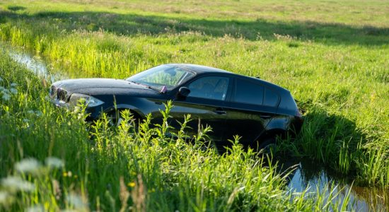 Automobilist onder invloed rijdt sloot in Offingawier