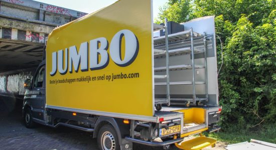 Jumbo bezorgauto botst tegen te laag viaduct in Bolsward