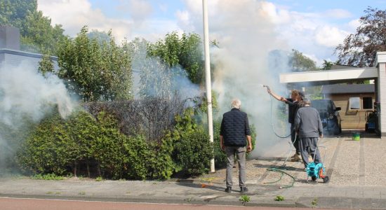 Heg vat vlam tijdens onkruid branden