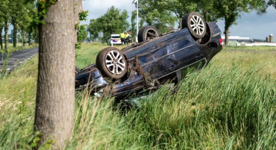 Auto over de kop op N354 Tjerkgaast