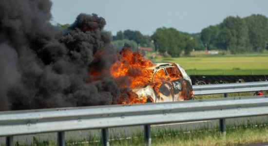 Voertuigbrand op A7 bij Oppenhuizen: vrouw gewond na sprong uit auto