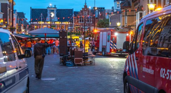 Man raakt gespietst op hekwerk tijdens opruimwerkzaamheden in Sneek