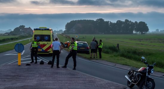 Motorrijder komt ten val na botsing met auto op rotonde bij Boazum