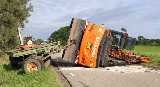 Mobiele kraan gekanteld, weg tijdelijk afgesloten