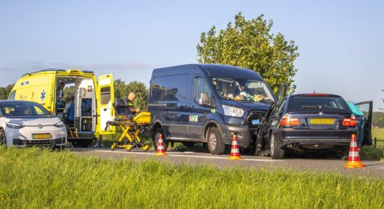 Automobilist en bijrijder met spoed naar ziekenhuis na frontale botsing bij Witmarsum