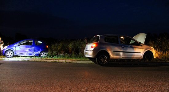 Auto’s botsen op kruising Nijland: één gewonde