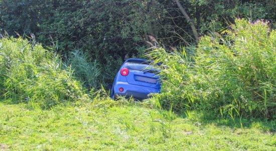 Auto belandt in sloot in Makkum