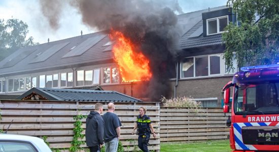 Grote uitslaande brand in woning in Sneek
