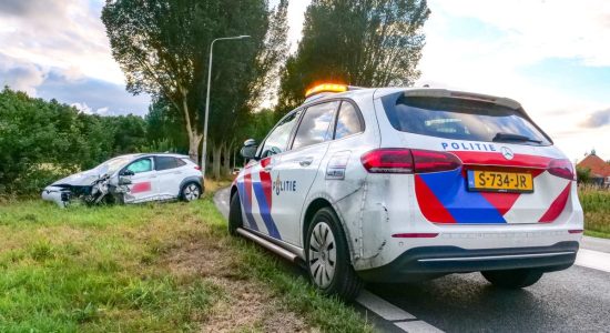 Automobilist mist bocht en botst tegen lantaarnpaal en boom: met spoed naar ziekenhuis