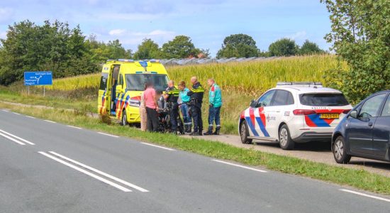Jongen op fatbike afgeleid door telefoon en botst frontaal op scootmobiel