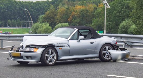 BMW botst tegen vangrail op N7 bij Sneek