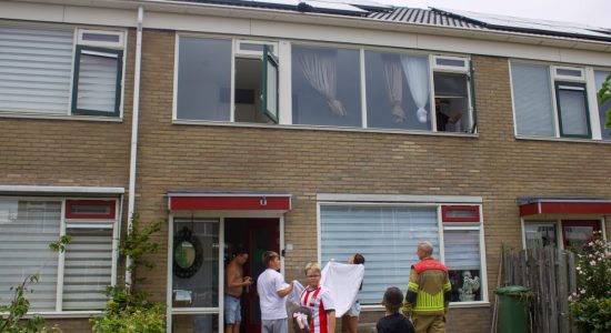 Kat Elvis belandt op dak, buurjongens staan klaar met vangnet