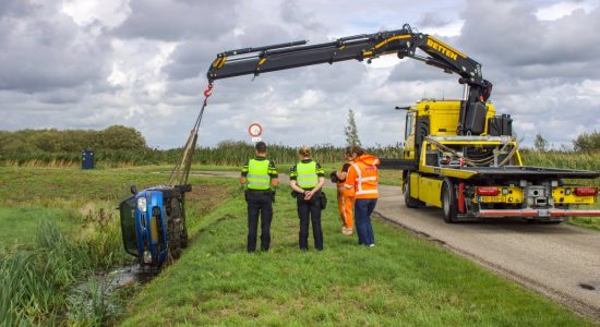 Auto belandt op zijkant in sloot bij Jutrijp