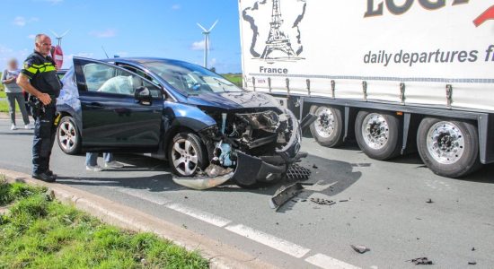 Flinke schade na kopstaartbotsing: auto botst door tegen vrachtwagen