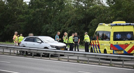 Auto en vrachtwagen botsen op N7 bij Sneek
