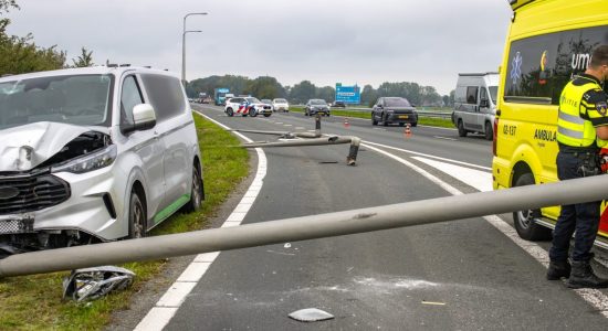 Bestelbus rijdt meerdere lantaarnpalen kapot op A7 Bolsward