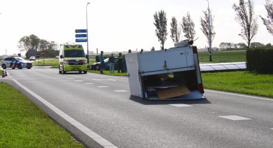 Aanhanger kantelt na botsingen N359