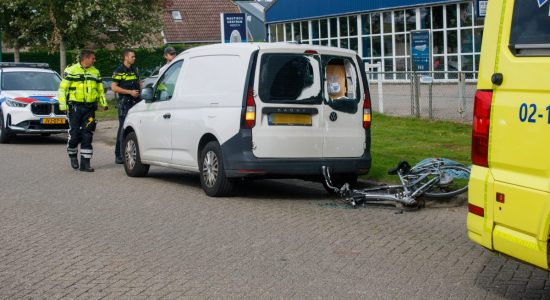 Jongen gewond na botsing met stilstaande bestelbus