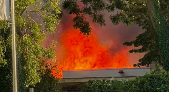 Felle brand verwoest veranda in Sneek