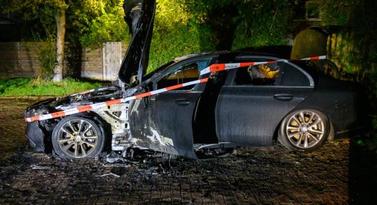 Mercedes volledig uitgebrand na vermoedelijke brandstichting