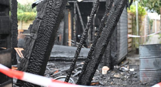 Onderzoek wijst op brandstichting bij schurenbrand in Sneek